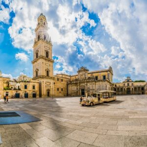 Piazza Duomo a Lecce con il campanile, tappa del tour Salento Nascosto