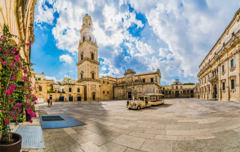 Piazza Duomo a Lecce con il campanile, tappa del tour Salento Nascosto