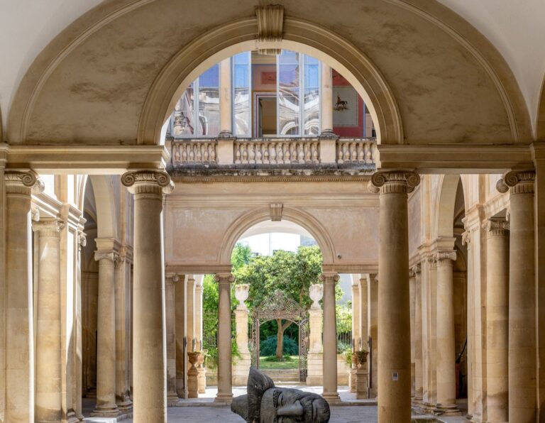 Il giardino segreto di Palazzo Tamborino Cezzi visto dal colonnato